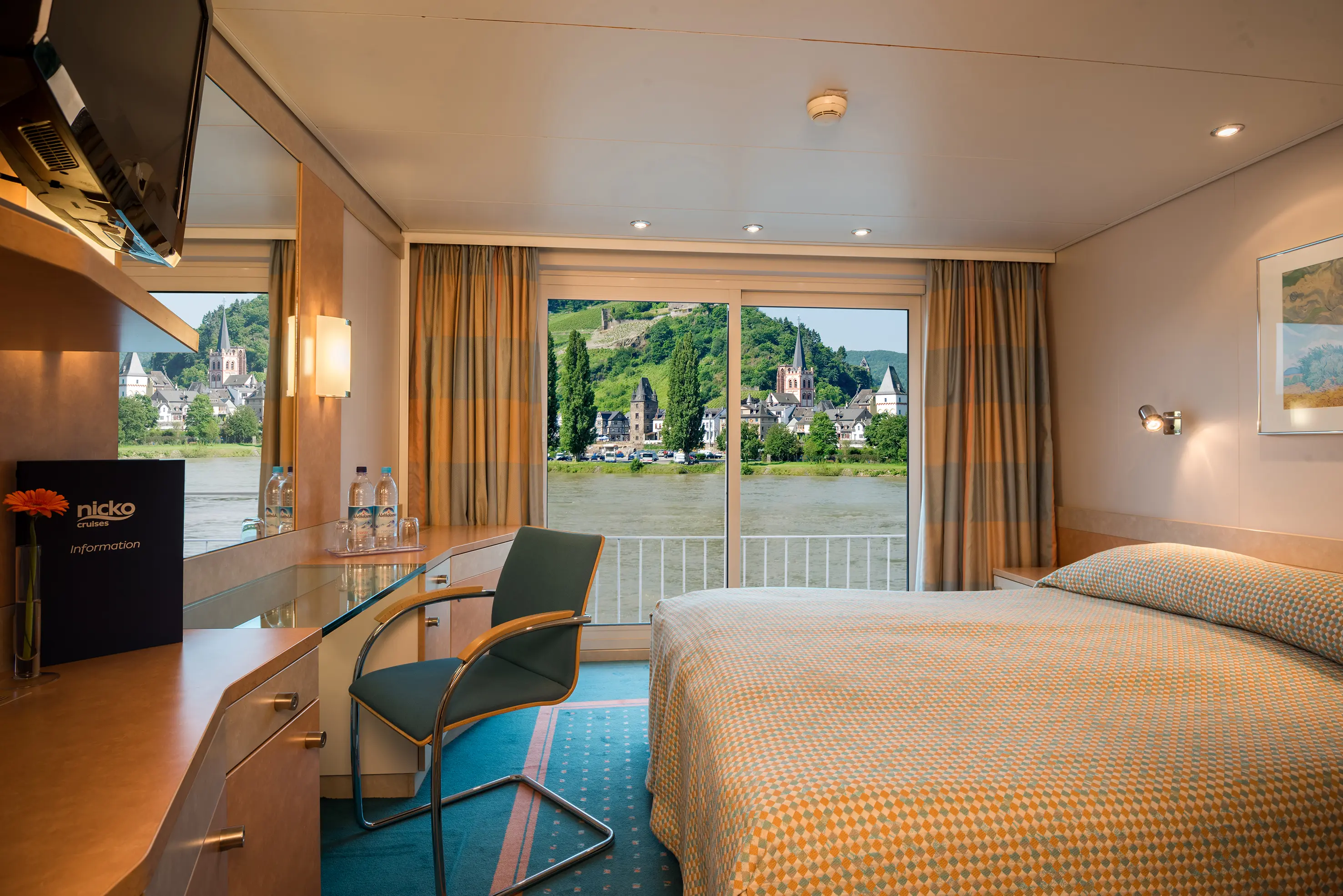 2-Bett Mitteldeck achtern mit französischem Balkon