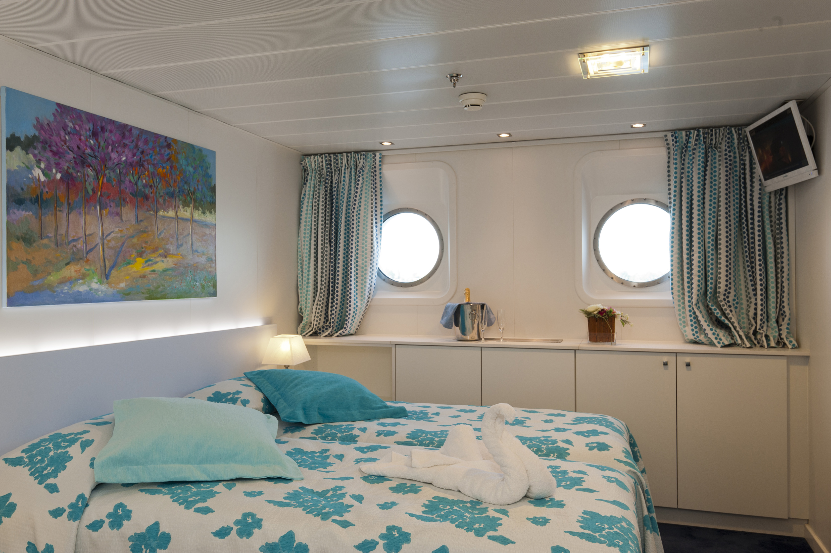 CABINE DE CATEGORIE C AVEC 1 GRAND LIT SUR LE PONT INTERMEDIAIRE