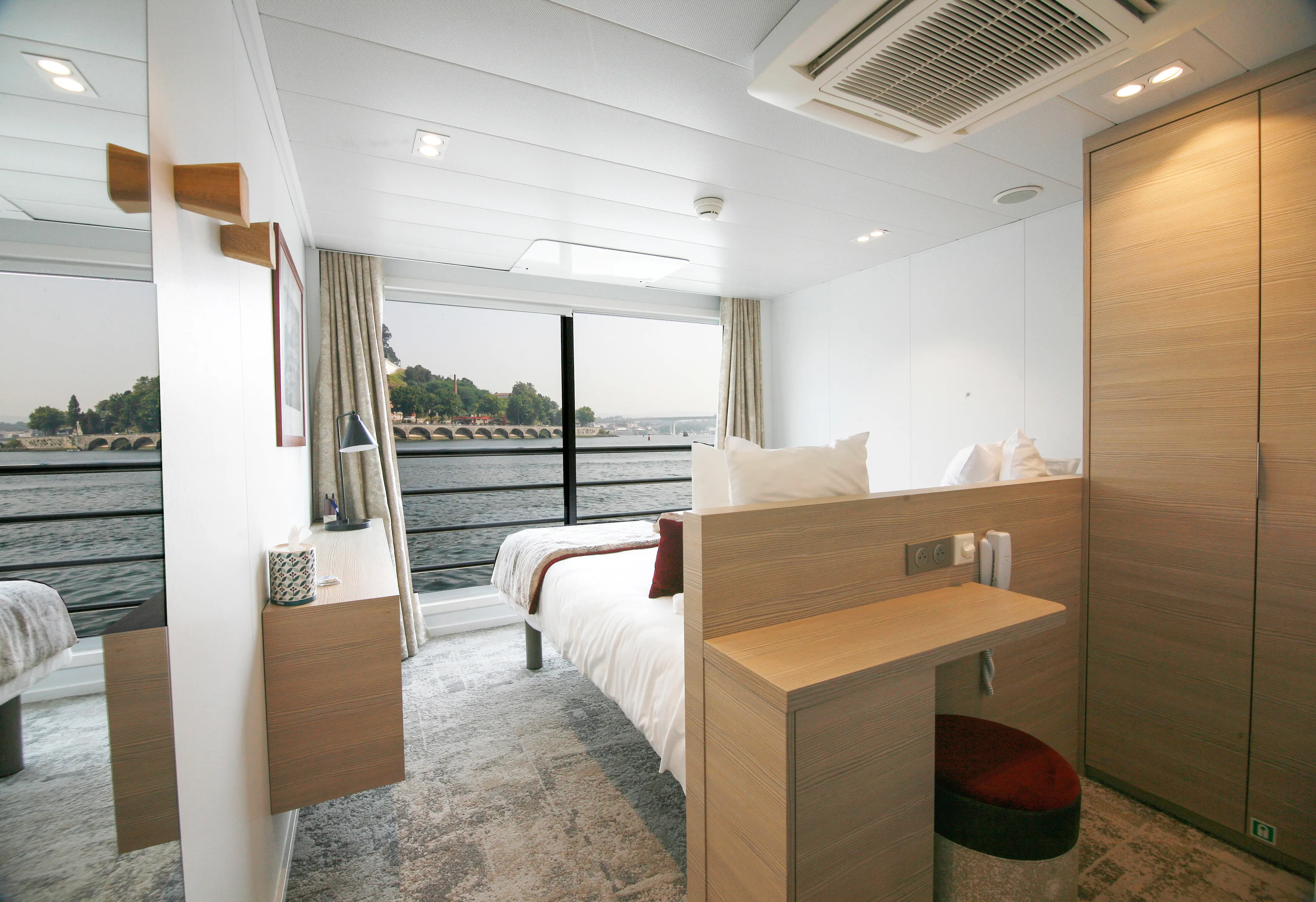 CABINE DE CATEGORIE B AVEC UN GRAND LIT PRM SUR LE PONT INTERMEDIAIRE