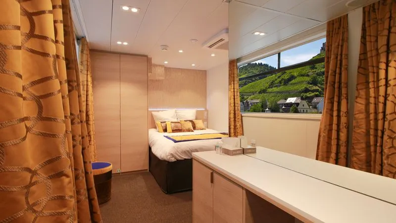 SUITE DE CATEGORIE B AVEC 1 GRAND LIT SUR LE PONT PRINCIPAL