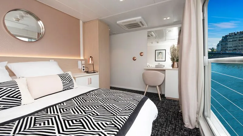 CABINE DE CATEGORIE B AVEC UN GRAND LIT SUR LE PONT SUPERIEUR POUR PERSONNE HANDICAPEE