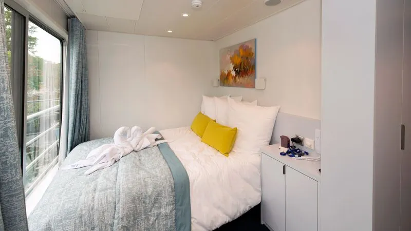 CABINE DE CATEGORIE B AVEC 1 GRAND LIT SUR LE PONT SUPERIEUR POUR PERSONNE HANDICAPEE
