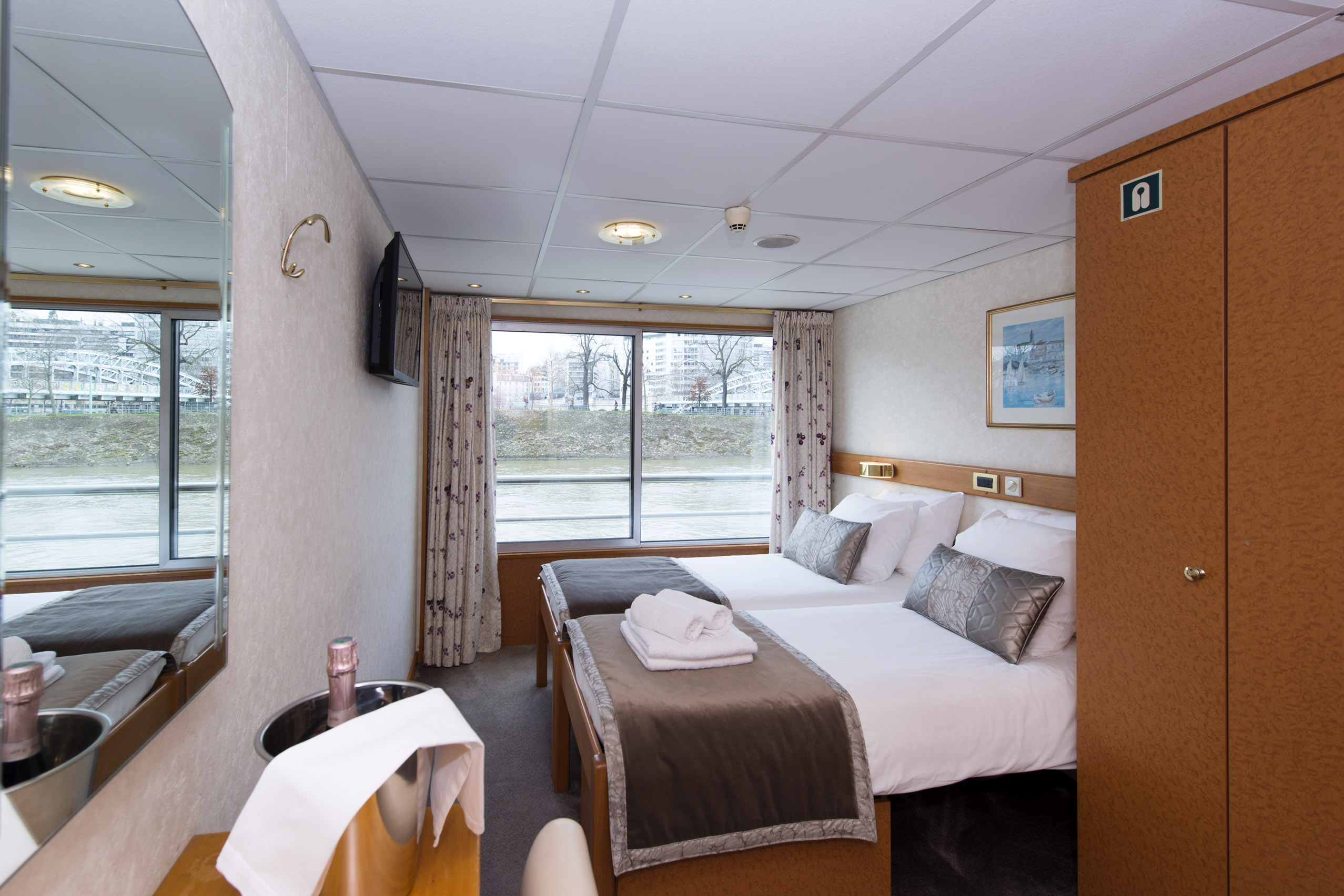 CABINE DE CATEGORIE B AVEC 1 GRAND LIT SUR LE PONT SUPERIEUR POUR PERSONNE HANDICAPEE