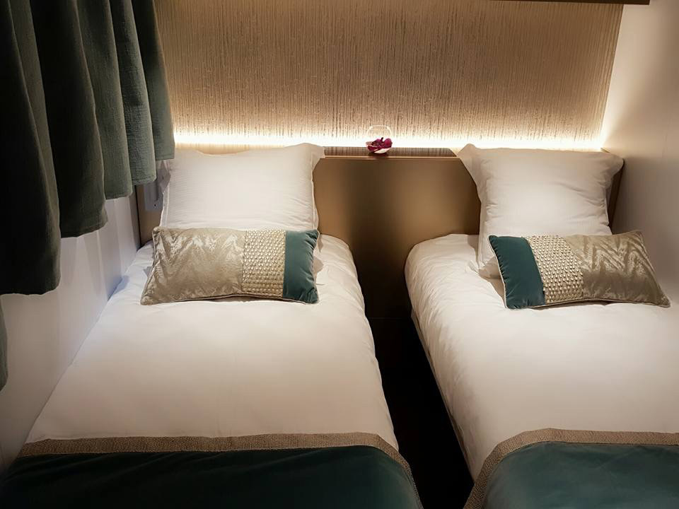 Cabine avec deux lits sur le pont principal