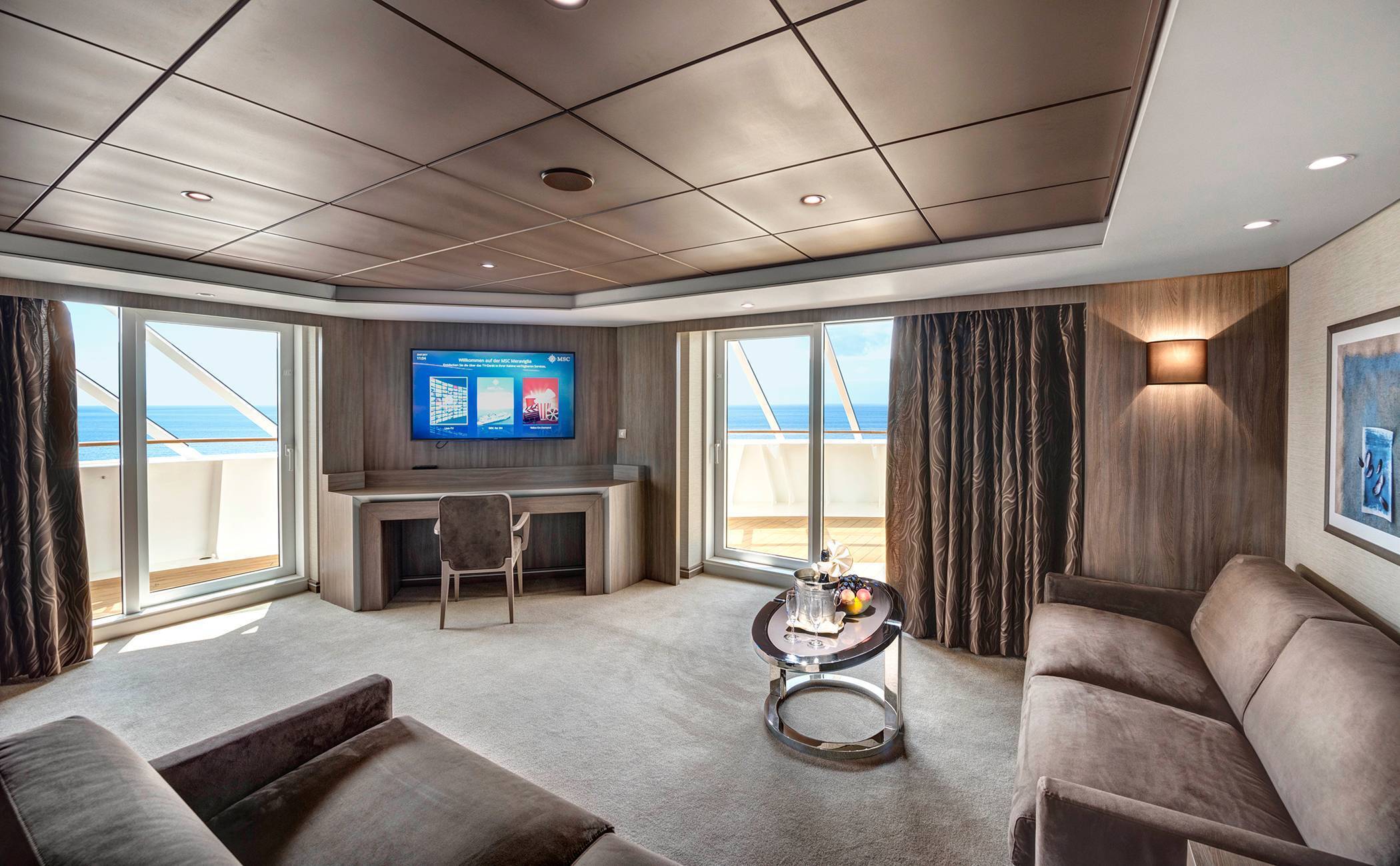 Yacht-Club-Royal-Suite