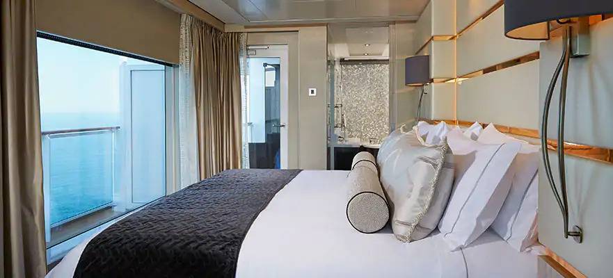 Suite le havre de luxe du propriétaire avec un grand balcon