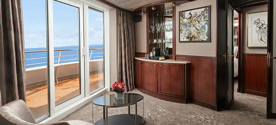 Penthouse avec chambre principal et un grand balcon orienté vers la poupe