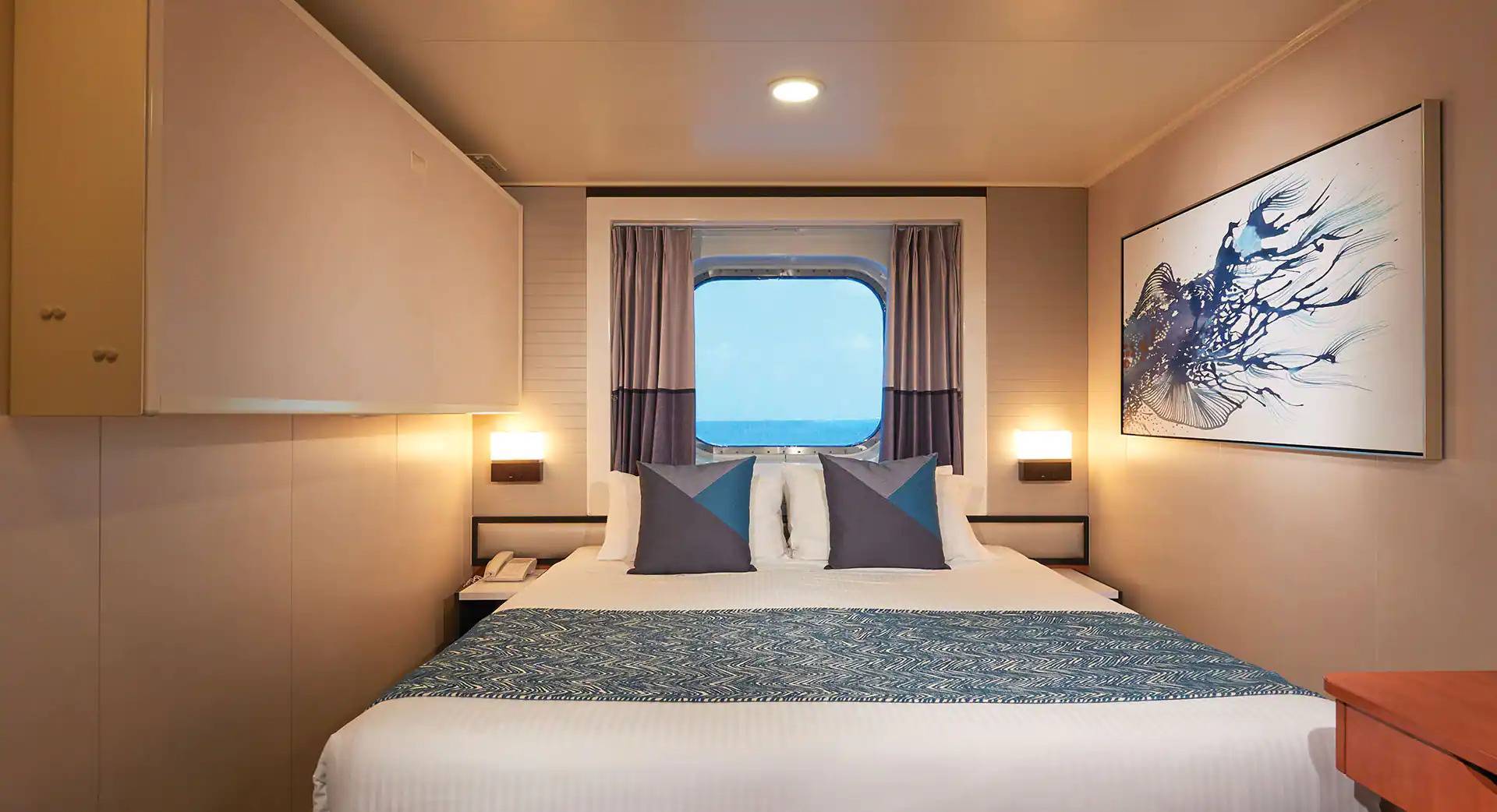 Cabine avec baie vitrée et vue sur mer