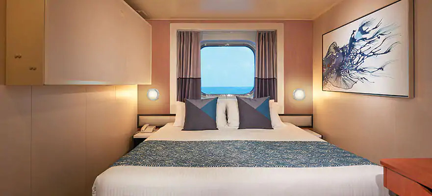 Cabine avec baie vitrée et vue sur océan