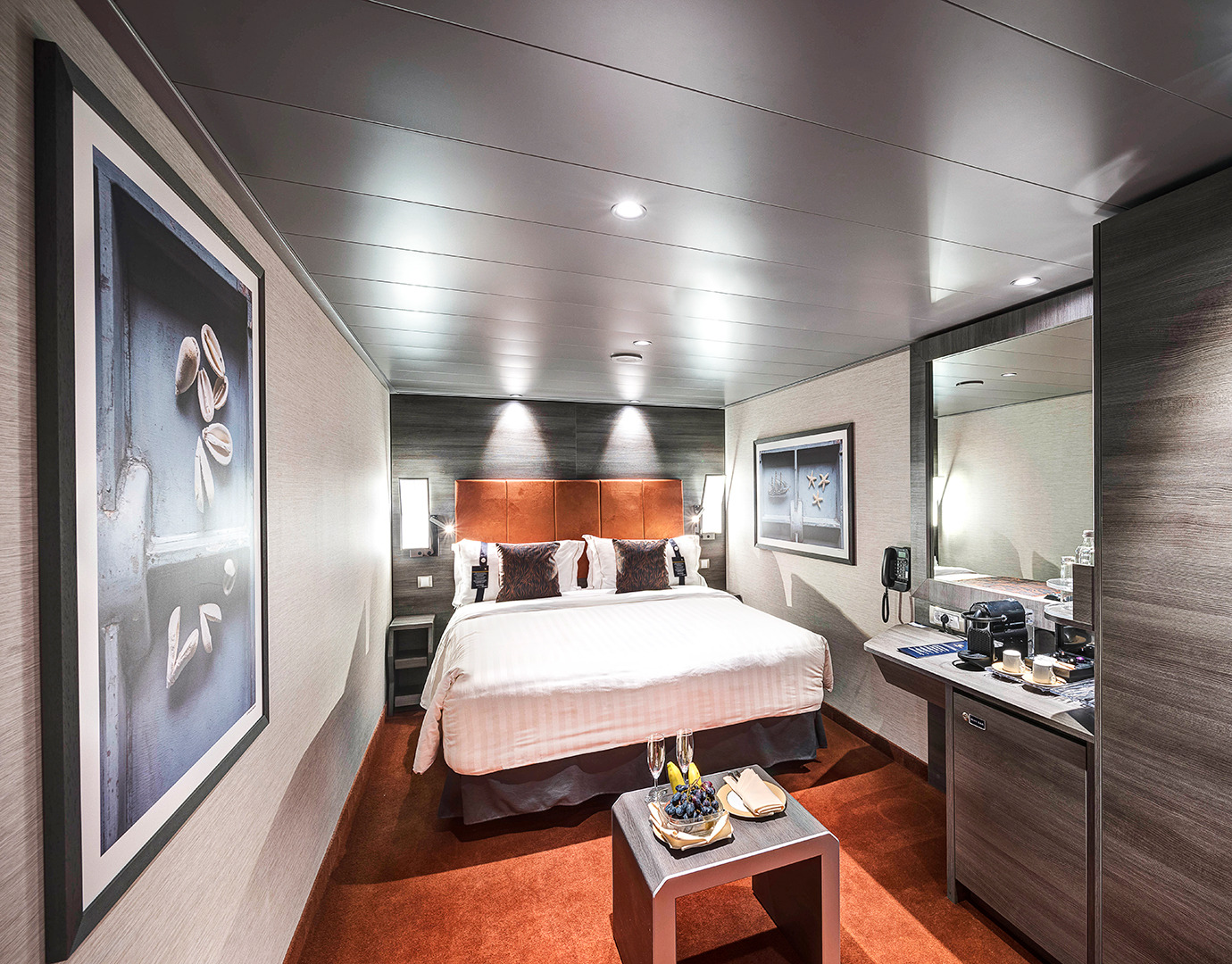 Yacht Club Innen Suite   