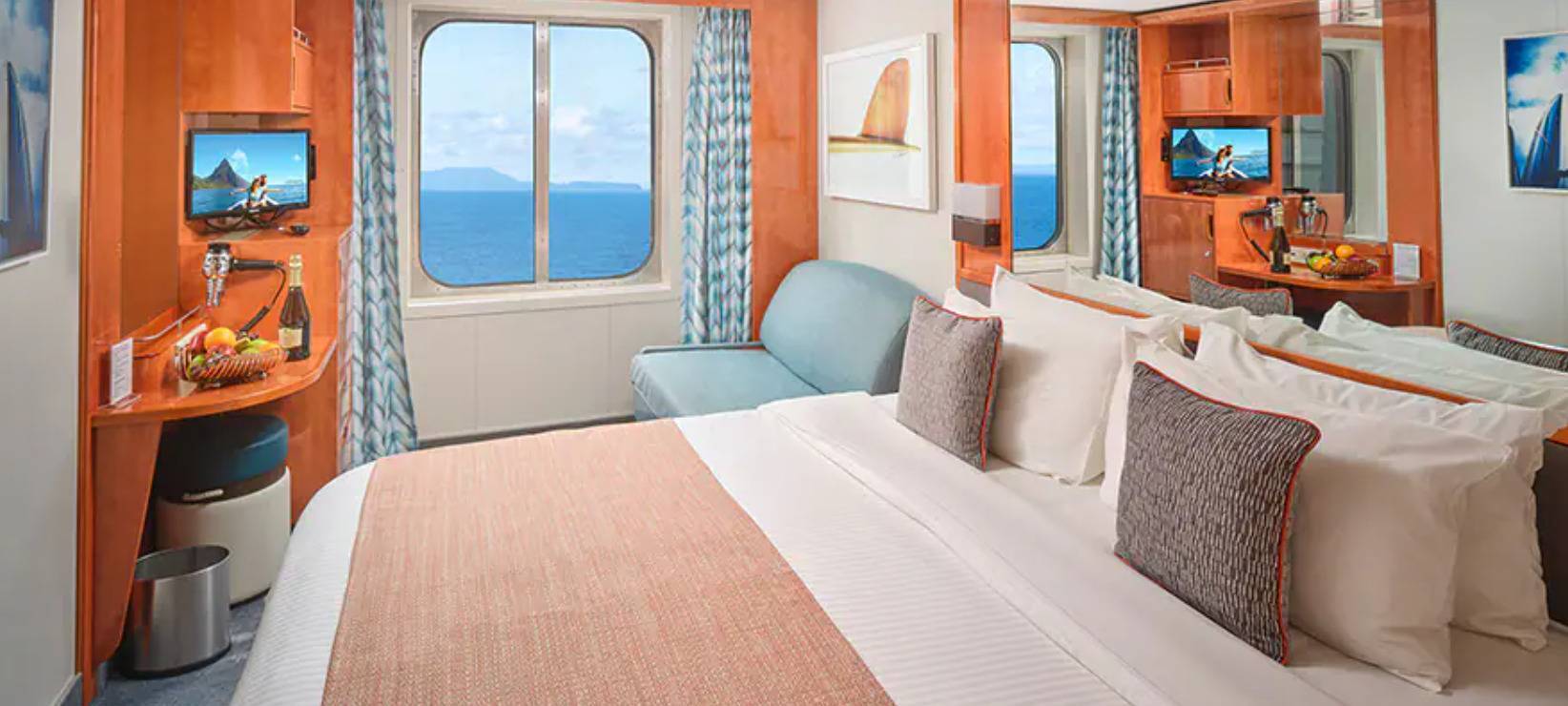 Cabine avec baie vitrée et vue sur océan